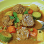 Caldo de albóndigas de verde