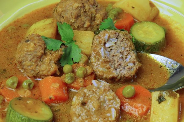 Caldo de albóndigas de verde