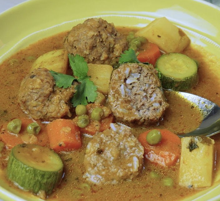 Caldo de albóndigas de verde