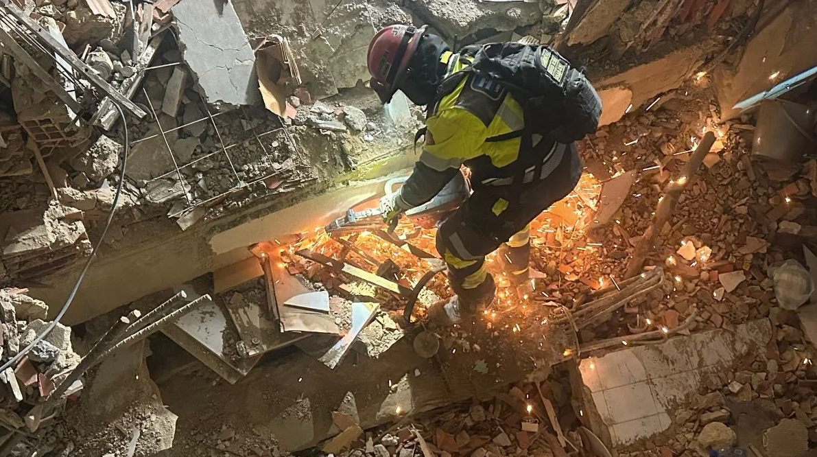 Bomberos de Guayaquil encuentran con vida a una persona entre los escombros de un edificio derrumbado en Venezuela